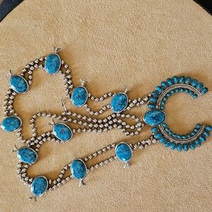 VINTAGE FAUX SQUASH BLOSSOM BLUE TURQUOISE SILVER TONE NECKLACE